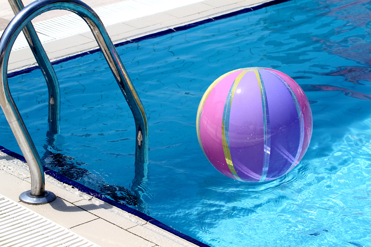 beachball and swimmingpool